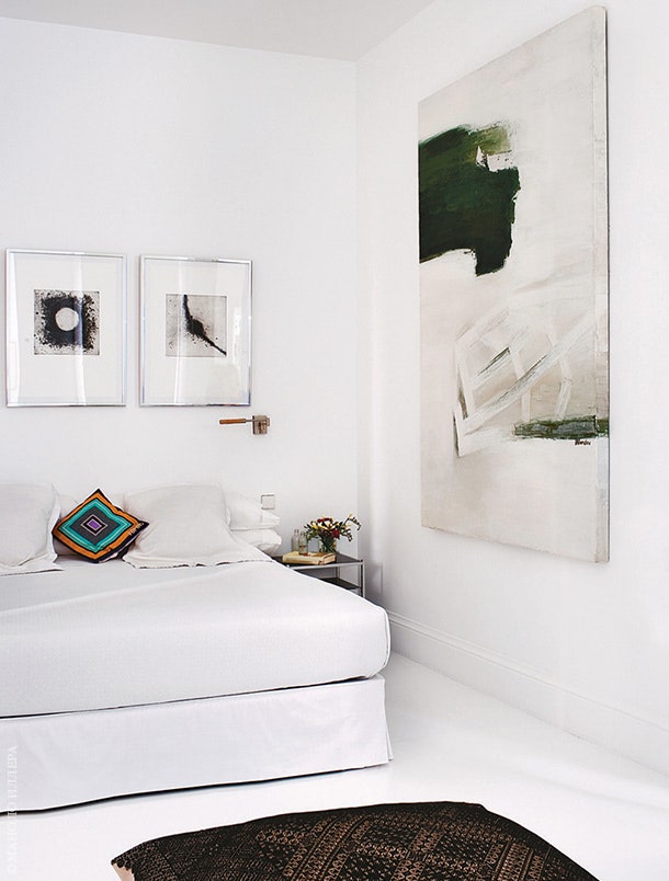 Спальня — самая светлая комната в доме. На стене — рисунки Ренцо Беланка.