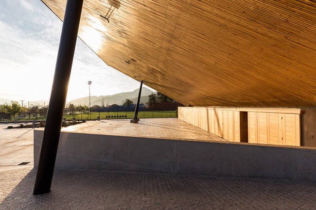 Общественный спорткомплекс в Саламанке оригами из дерева бетона и стали | Admagazine