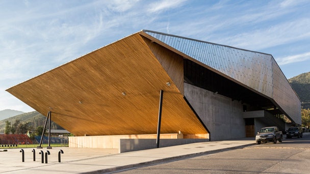 Общественный спорткомплекс в Саламанке оригами из дерева бетона и стали | Admagazine