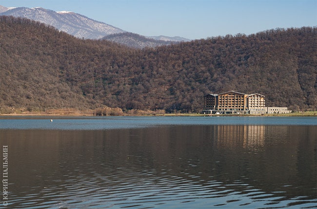 Новый отель Chenot Palace расположился в Габале на берегу озера Нохур.