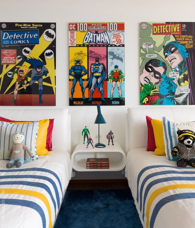Спальня мальчиков. Постеры из комиксов компании DC о Бэтмене и Робине Warner Bros. Pictures. Прикроватный столик из...