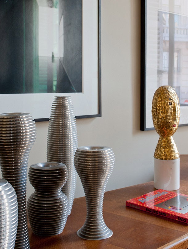 Экспозиция ваз из серии Amnsie по дизайну Андреа Бранци. Скульптура Aleca по дизайну Алессандро Мендини.