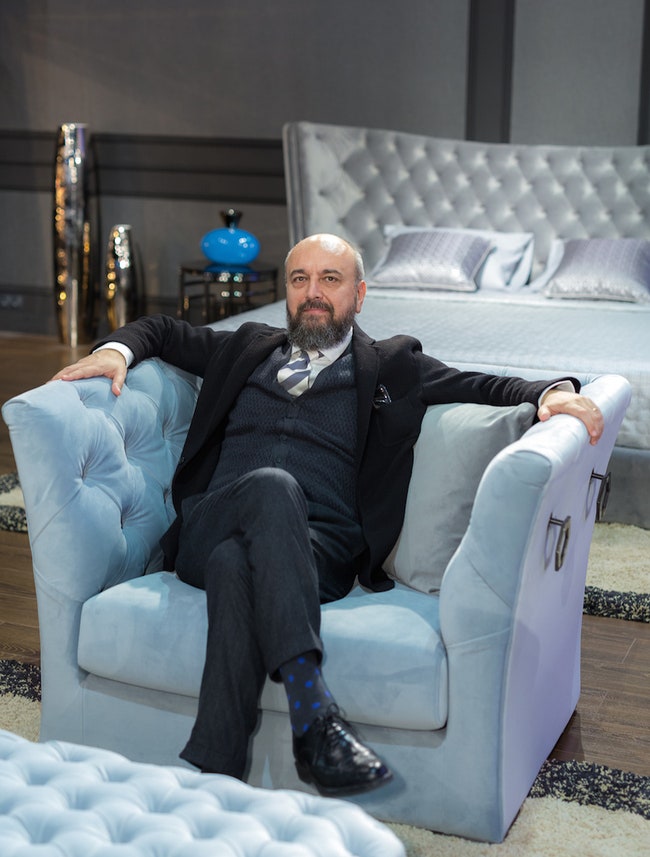 Основатель Milano Home Concept Джачинто Муто в кресле Enea 141 000 руб.