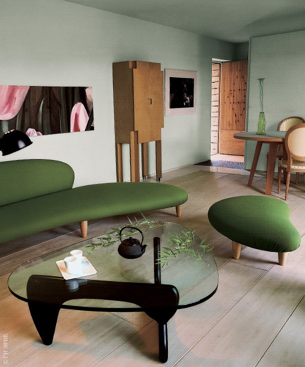 Гостиная “Дома каскадов”. Диван банкетка и журнальный столик дизайнер Исаму Ногучи.