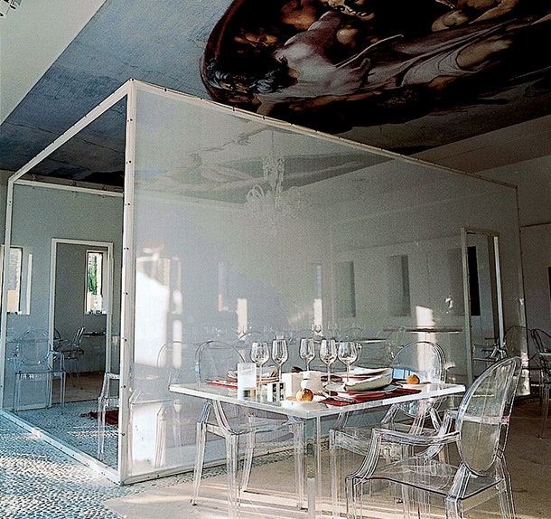 В “Доме вкуса” — столы из плексигласа стулья Louis Ghost дизайна Филиппа Старка и плафон — копия работы Микеланджело.