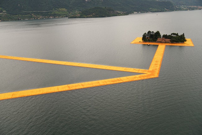 Плавучий пирс на озере Изео в Италии 3 км желтой мерцающей ткани на пластиковых кубах | Admagazine