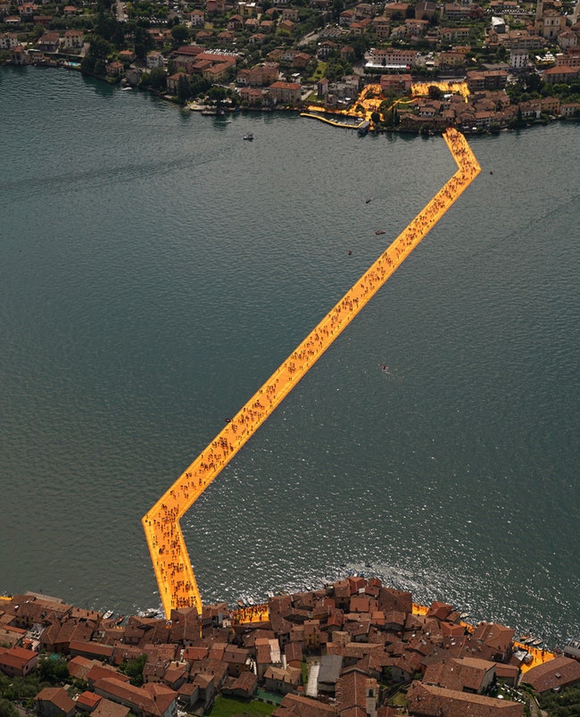 Плавучий пирс на озере Изео в Италии 3 км желтой мерцающей ткани на пластиковых кубах | Admagazine