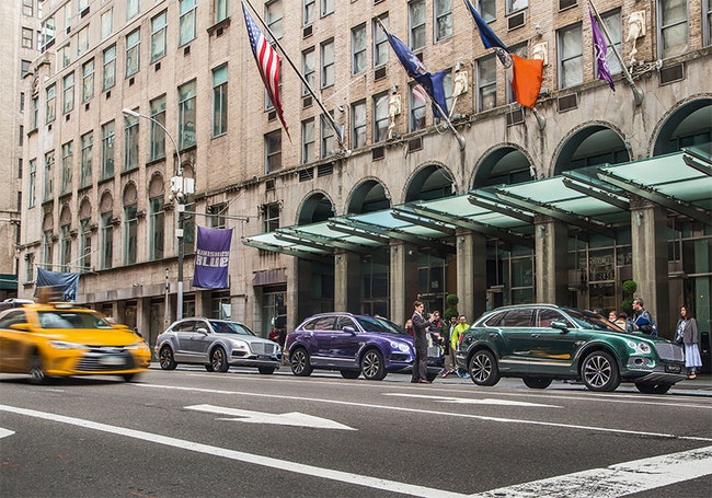 Май 2016 года пятерка автомобилей Bentley Bentayga на Лексингтонавеню у входа в отель Waldorf Astoria перед началом...