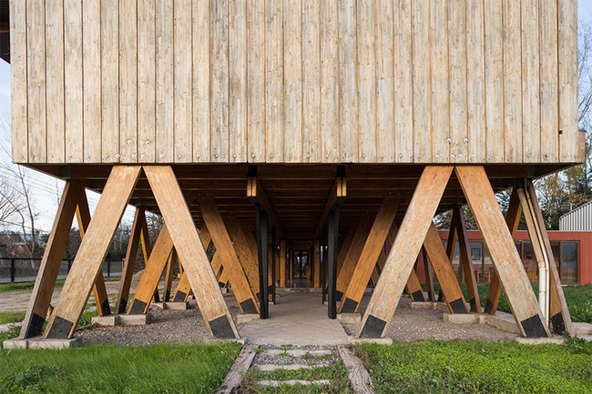Офисноскладской комплекс в Чили здание из стекла и дерева на диагональных опорах | Admagazine