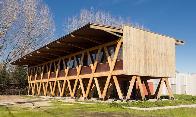 Офисноскладской комплекс в Чили здание из стекла и дерева на диагональных опорах | Admagazine