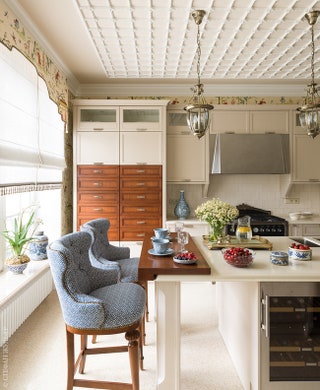 Кухня. Кухонная мебель Aster Cucine. Барные стулья Century Furniture. Обои и шторы Thibaut.