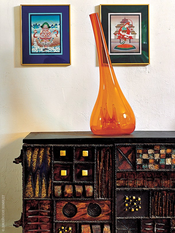 В спальне на комоде работы Пола Эванса стоит итальянская стеклянная ваза 1970х годов.
