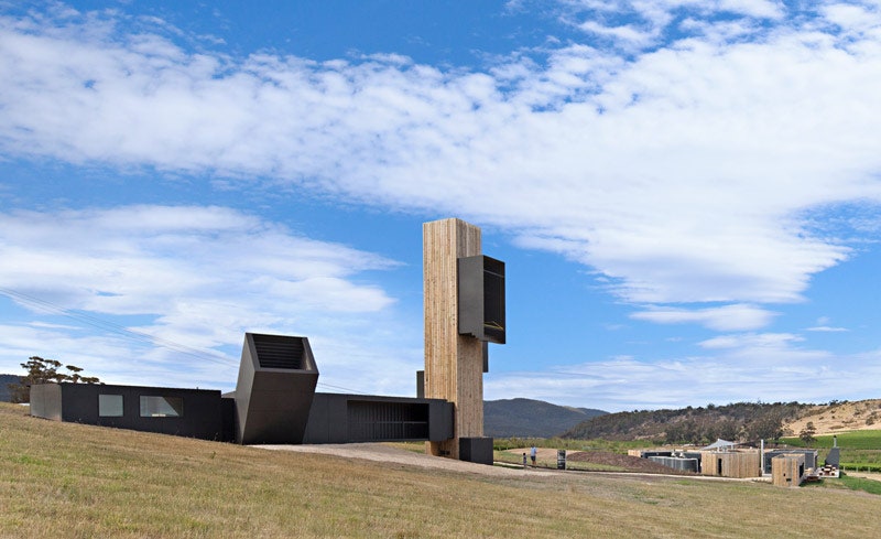 Cмотровая башня и винный погреб из морских контейнеров на виноградниках в Тасмании | Admagazine