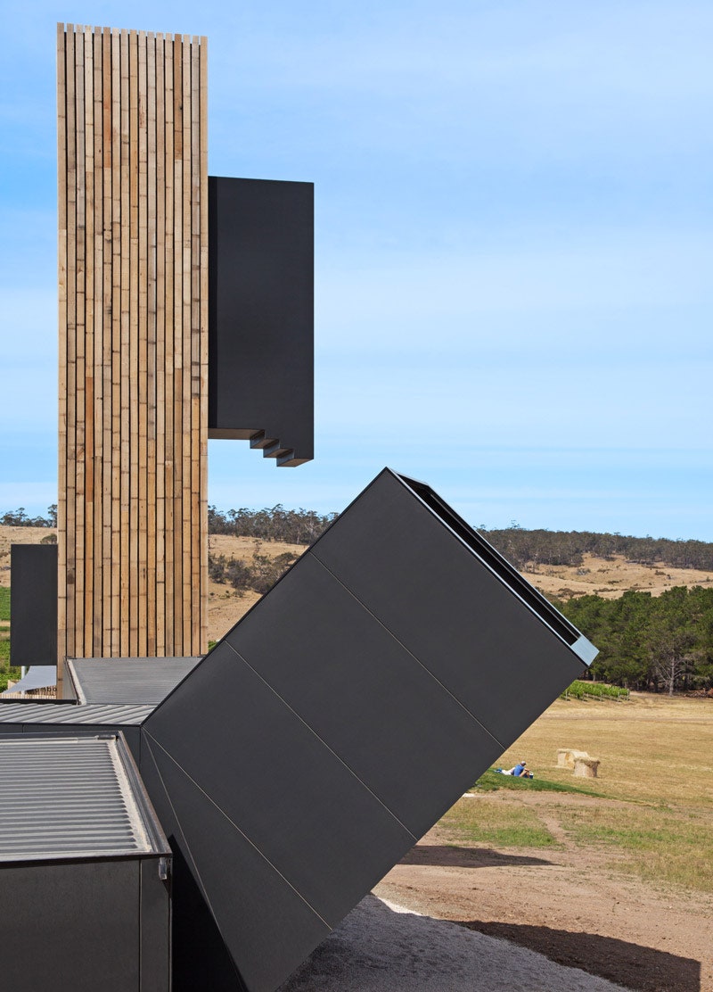 Cмотровая башня и винный погреб из морских контейнеров на виноградниках в Тасмании | Admagazine
