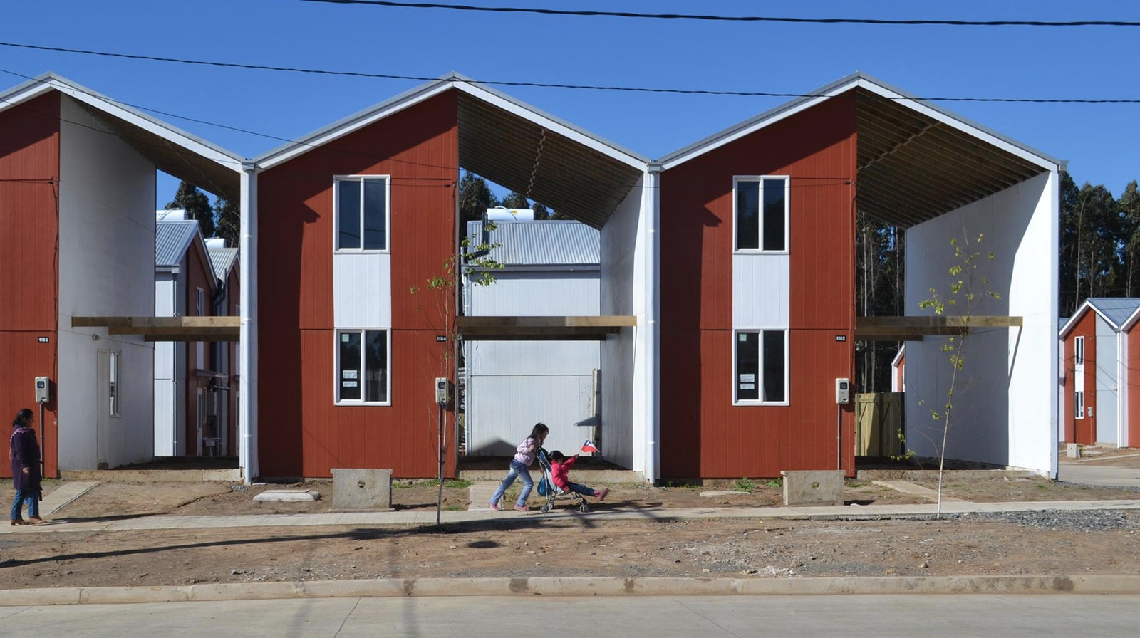 Жилой комплекс Villa Verde Housing в Чили левая половина дома построена за счет государства.