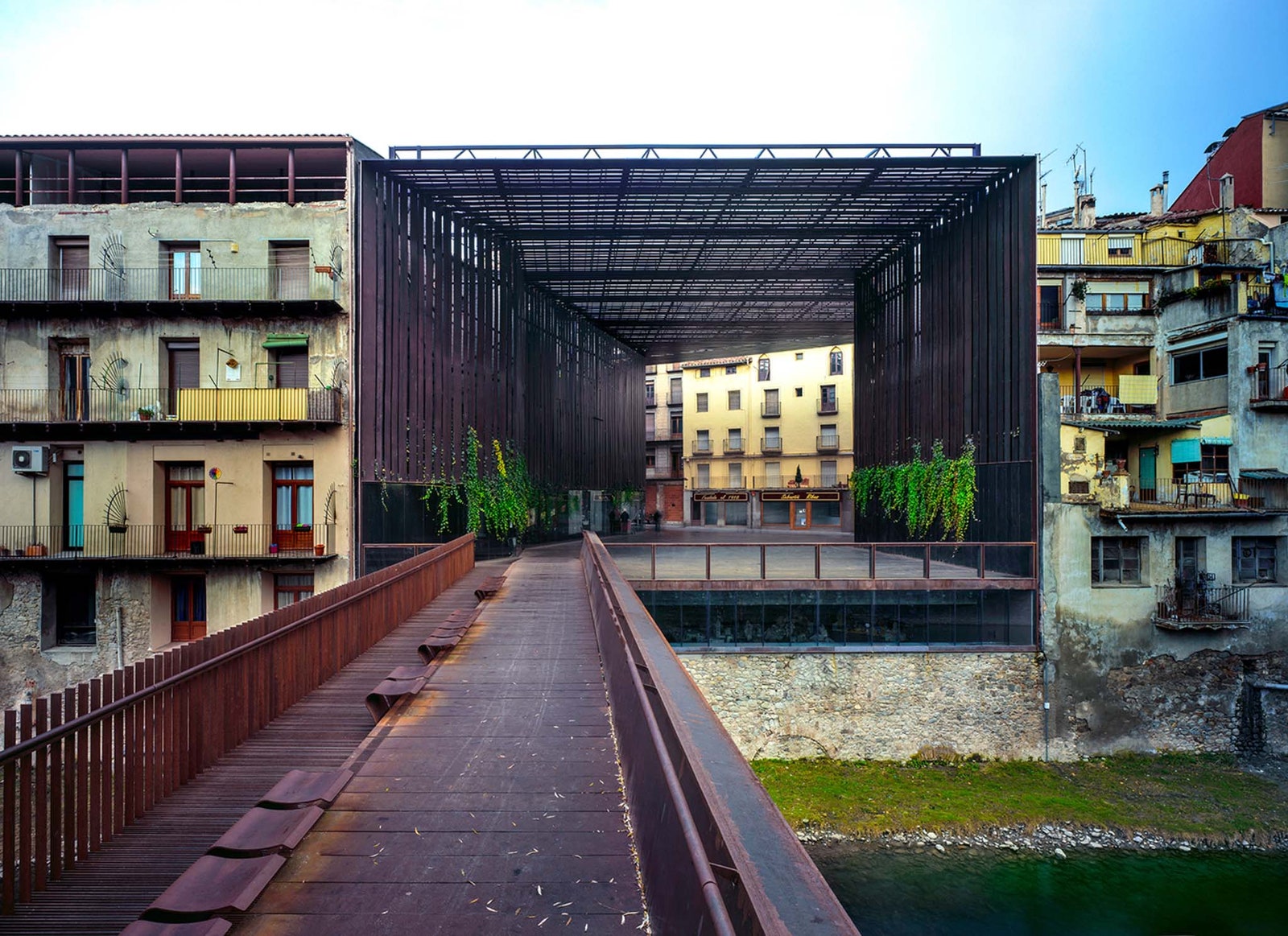 Публичное пространство и театр La Lira в Риполе провинция Жирона Испания 2011
