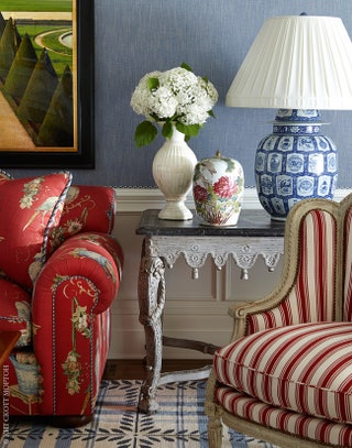 Фрагмент гостиной. Кресло в стиле Людовика XVI обтянуто сотканной на заказ полосатой тканью. Антикварный столик из...