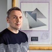 Автор проекта дизайнер Майк Шилов на фоне работы Александра Панкина из личной коллекции Олега Колосова.