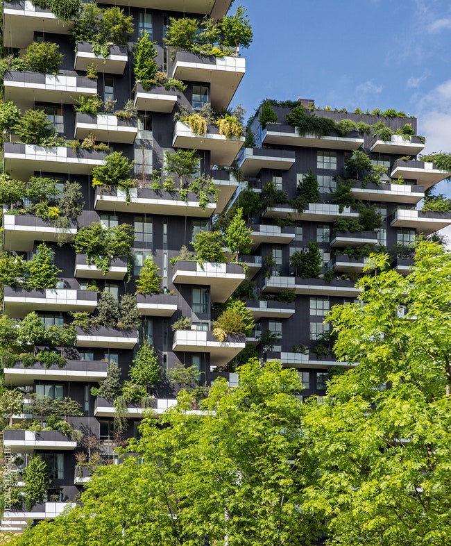 Фасад дома Bosco Verticale построенного архитектором Стефано Боэри. “Вертикальным лесом” он назван неслучайно —...