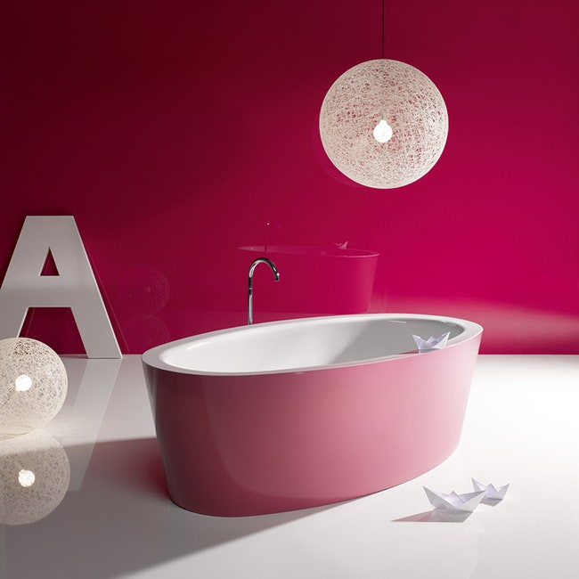 Овальная ванна Silhouette выполненная в розовом цвете.