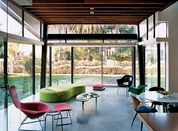 Мебель в гостиной зоне — сплошная классика дизайна 1950х на заднем плане кресла Чарлза Имза и Эро Сааринена впереди —...