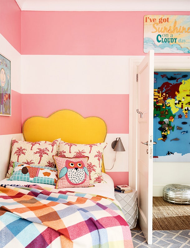 Комната трехлетней Анны — розовая как и полагается маленькой принцессе. ­Подушки и покрывала из ткани Designers Guild.