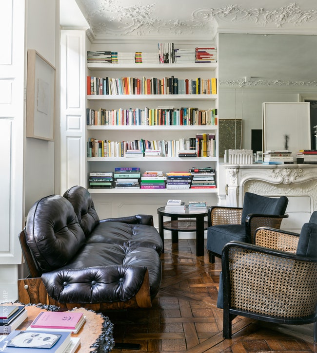 Фрагмент гостиной. Винтажный диван по дизайну Жоржи Залзупина. Журнальный столик и кресла 1940‑х годов были куплены в...