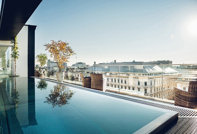 Бассейн на крыше — когда еще удастся поплавать глядя на панораму Вены
