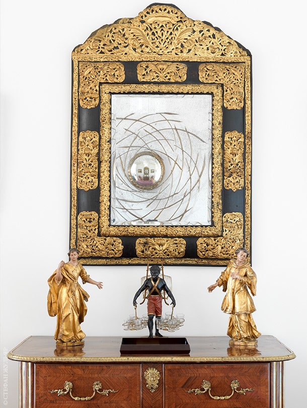 Фрагмент прихожей. Комод и зеркало созданы при Людовике XIV. Между двумя деревянными барочными статуэтками — более...