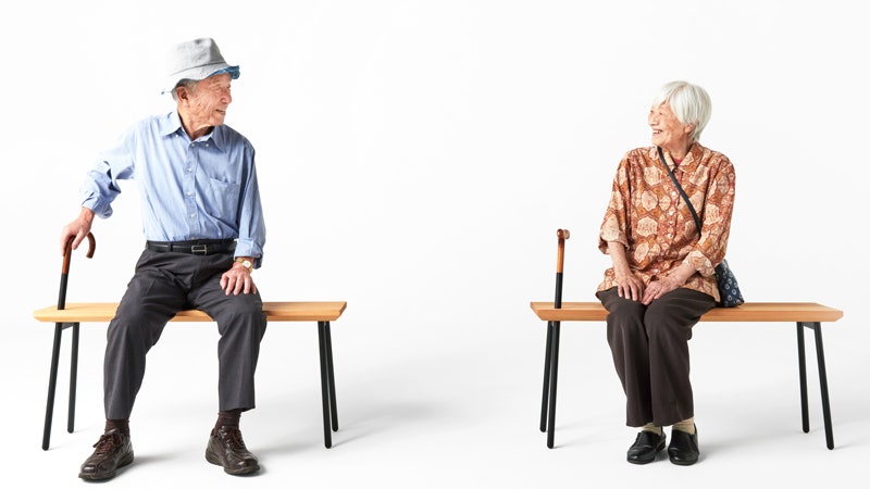 Скамейкау для пожилых людей Dōzo с ножкой в виде трости | Admagazine