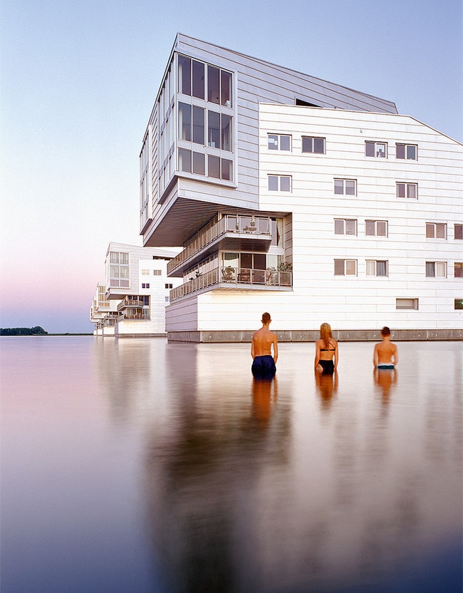 Одно из пяти зда­ний на берегу озера Гоимер в Хёйзене. В каждом здании по тринадцать квартир.