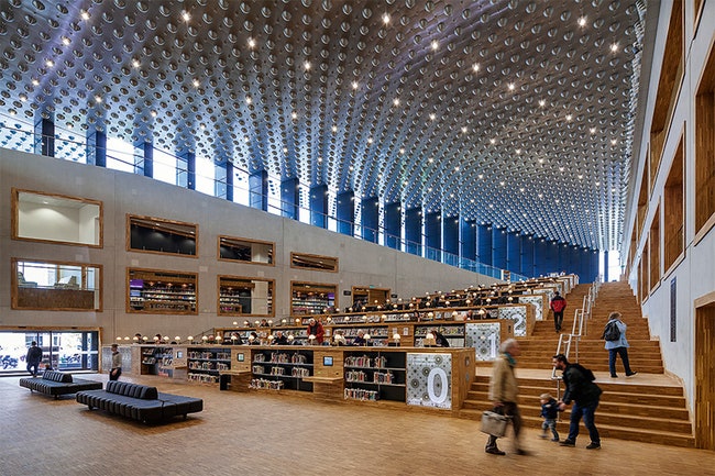 Библиотека в здании The Eemhuis в Амерсфорте Голландия.