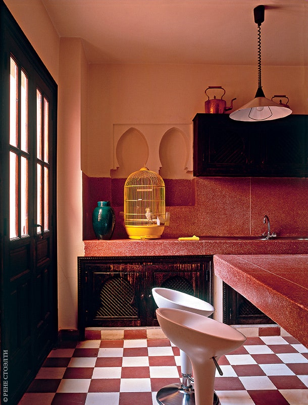 Для кухни Жиль Тибуль выбрал розоватую штукатурку и традиционную марокканскую плитку. Барные стулья Bombo дизайнер...