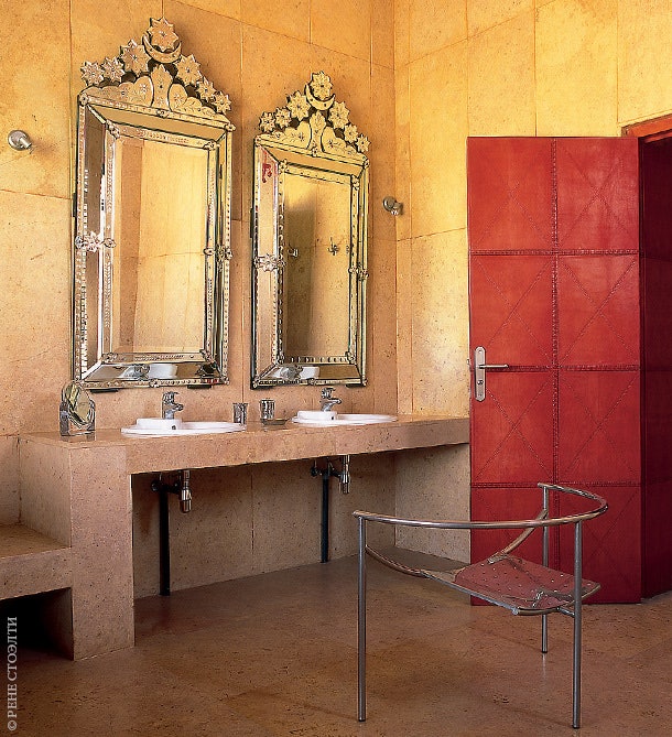 В главной ванной антикварные венецианские зеркала соседствуют с креслом Doctor Sonderbar по дизайну Филиппа Старка xO.