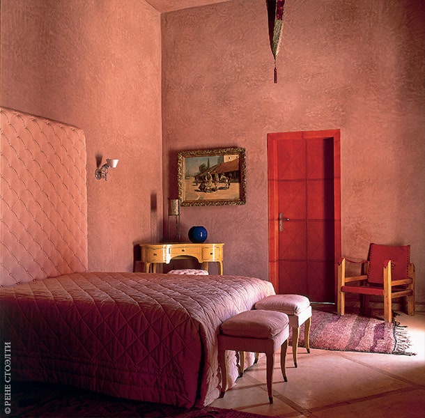 Гостевая кровать 1940х годов переобита стеганой тканью под цвет стен. Дверь ведущая в ванную обтянута красной кожей с...