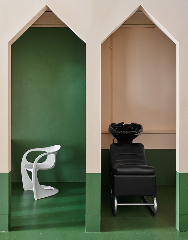 Салон красоты Hues Hair в Австралии интерьер в оттенках зеленого и пудрового розового | Admagazine