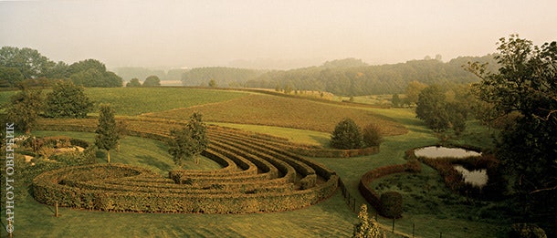 Пасторальная картина изгородь плотными рядами растекается среди холмов фламандских Ардени.