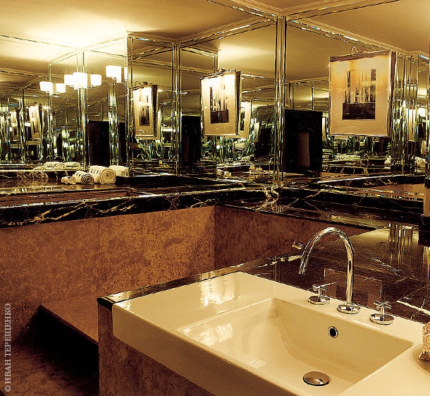 Ванные комнаты облицованы желтым и черным мрамором. Раковины и ванны заказывали в Италии.