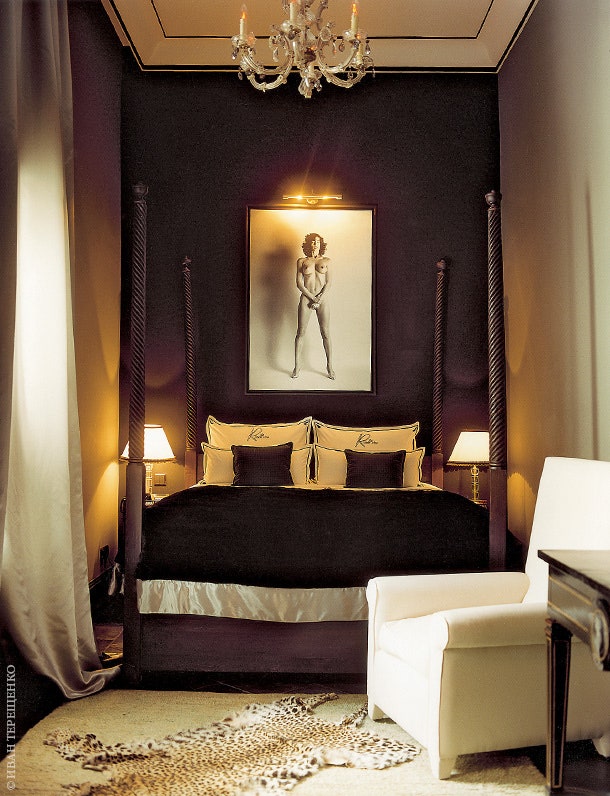 В номере “Ньютон” над кроватью висит фотография ню вокруг царит полумрак на пол брошена шкура леопарда.