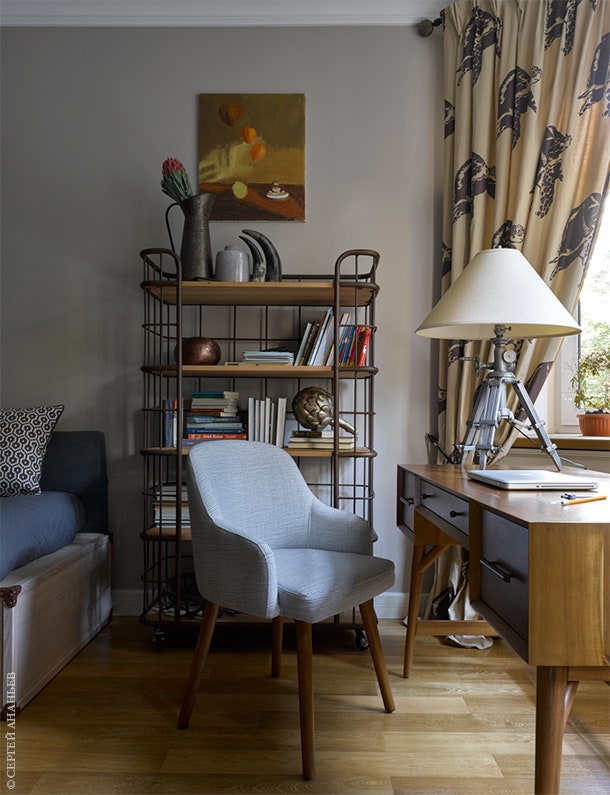 Фрагмент детской с библиотекой. Стеллаж Arthunter. Стол и стул Westelm. Настольная лампа Restoration hardware.