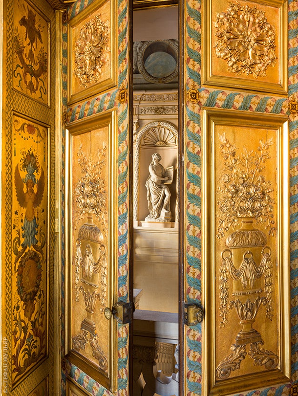 Двери первой комнаты в парадной анфиладе. В просвете видна статуя Аполлона украшающая пространство главной лестницы....