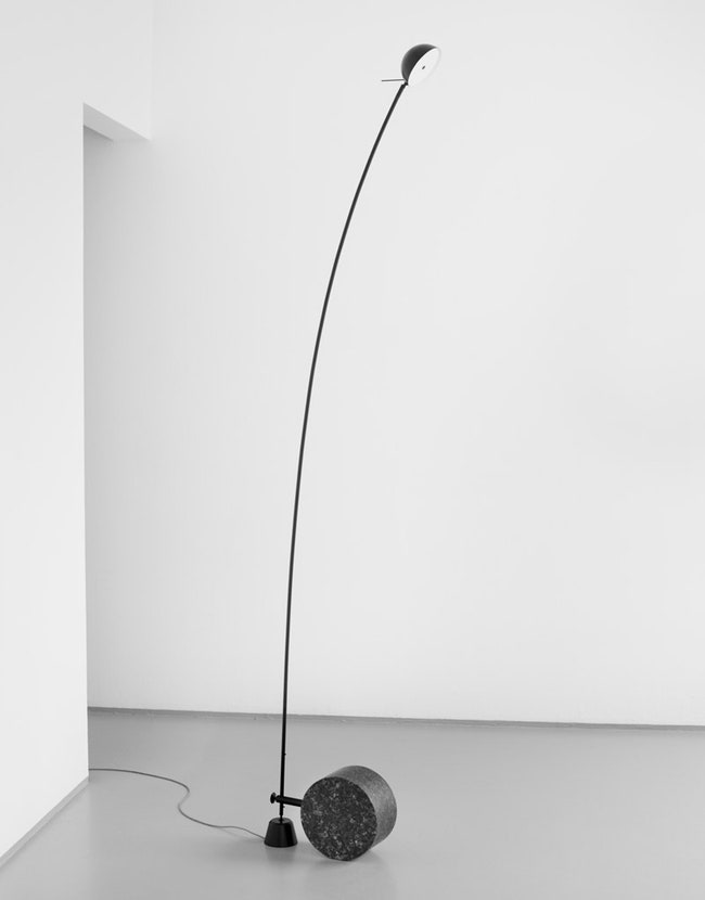 Торшер Aerial почти невидимый напольный светильник с длинной «шеей» из металла | Admagazine