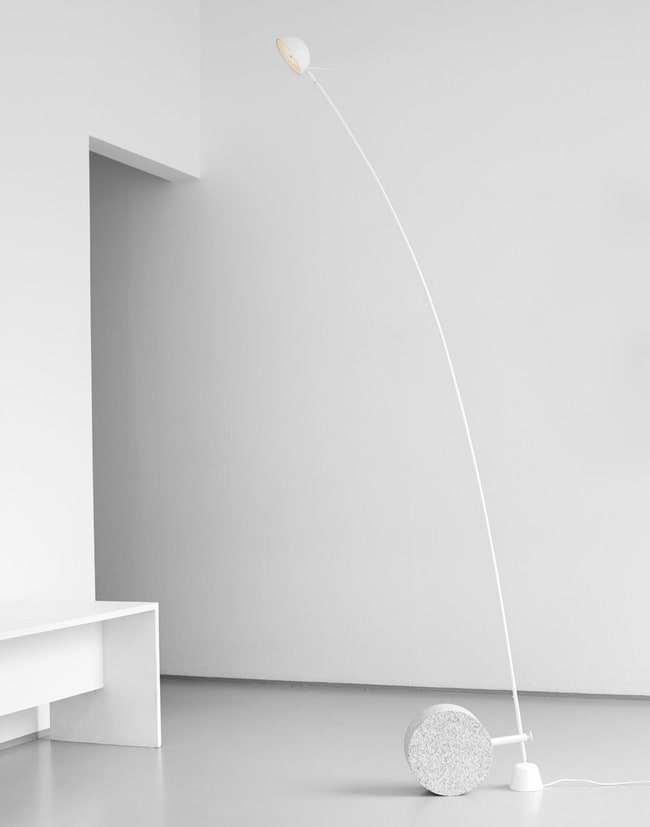 Торшер Aerial почти невидимый напольный светильник с длинной «шеей» из металла | Admagazine