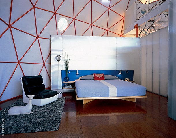 Спальня хозяев. Кровать Хаусман спроектировал для отеля Standard в Западном Голливуде.