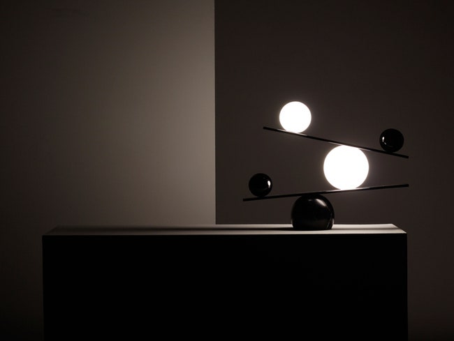 Скульптурный настольный светильник Balance для шведской фабрики Oblure | Admagazine