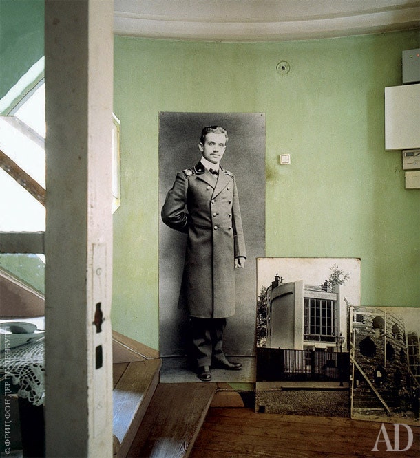 Фотографии Константина Мельникова в молодости и его дома в процессе строительства на лестничной площадке в...