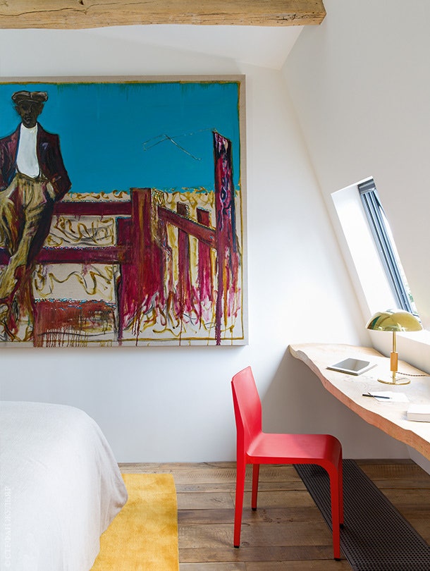 Гостевая спальня. Медная лампа по дизайну Пааво Тюнелля. Красный стул Laleggera Alias. Картина на стене работы Билли...