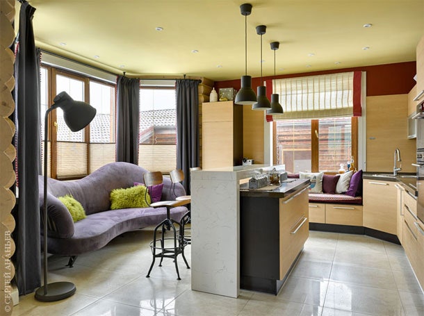 В зоне кухни диван от AdeleC. Место под окошком оформлено мягким текстильным сиденьем сочетающимся с цветами стен и дивана.