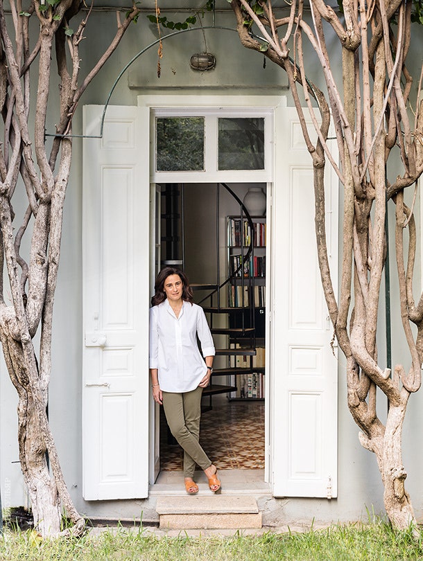 Хозяйка дома Кароль Шукер у бокового входа через который из сада можно попасть в кабинет.