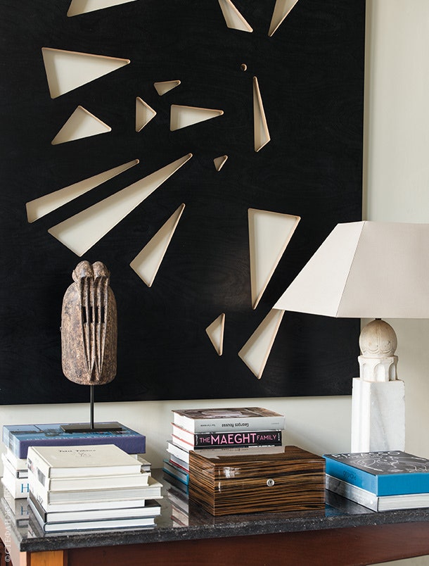 Фрагмент гостиной. Над вторым столиком со столешницей из черного мрамора висит работа французского художника Рафаэля Зарка.